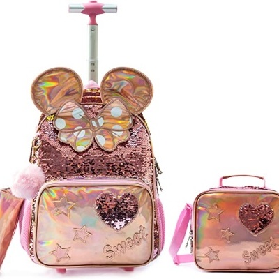 Conjunto rosa brilhante mochila de rodinhas, lancheira e estojo com detalhes holográficos e lantejoulas.
