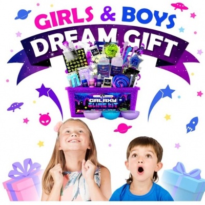 Crianças felizes com o kit GALAXY SLIME KIT para crianças em embalagem colorida e texto promocional