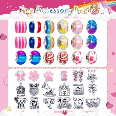 Contas coloridas e pendentes metálicos para acessórios em fundo rosa com texto Fine Accessory Beads