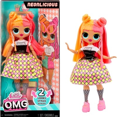 Boneca LOL Surprise OMG com vestido amarelo de padrão xadrez e cabelo laranja e rosa embalada