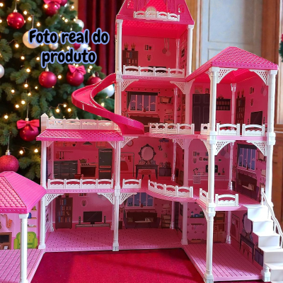 Casa de bonecas rosa com escadas brancas em ambiente decorado para Natal