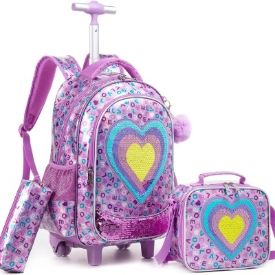 Mochila cor-de-rosa de rodinhas com coração colorido, nécessaire e estojo combinando