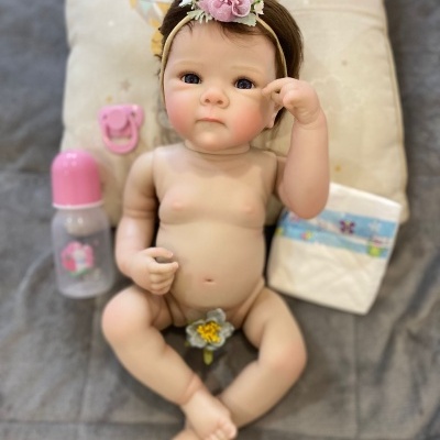 Boneca bebé realista com acessórios e almofada