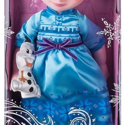 Boneca Elsa da Disney com vestido azul e boneco Olaf na embalagem