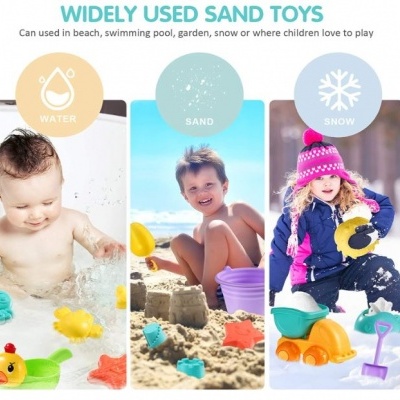 Crianças a brincar com brinquedos de areia em água, areia e neve, com texto e símbolos relacionados