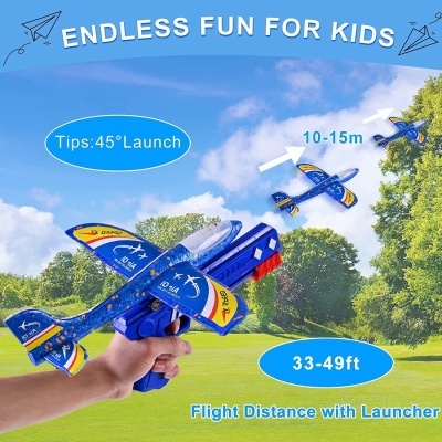 Brinquedo aeroplano azul de plástico com decoração colorida num campo verde e céu azul