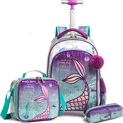 Conjunto de mochila, lancheira e estojo com padrão de cauda de sereia em tons de roxo e rosa com fundo holográfico