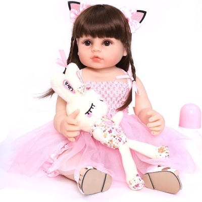 Boneca com vestido rosa segurando coelho de pelúcia branco com detalhes florais