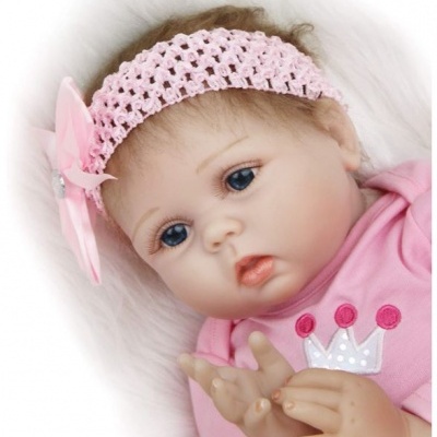 Boneca bebé realista com roupa rosa e faixa de cabeça rosa