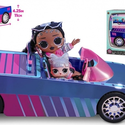 Carro de brinquedo azul com duas bonecas sentadas