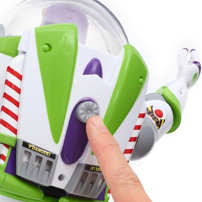 Brinquedo Buzz Lightyear com mão a pressionar botão no peito