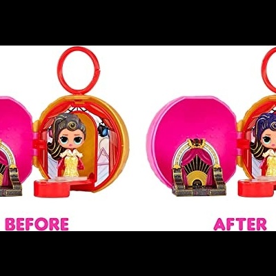 Brinquedo mini boneca em cápsula laranja com jukebox ao lado, em duas posições