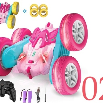 Carro telecomandado rosa e azul com rodas grandes e comando preto