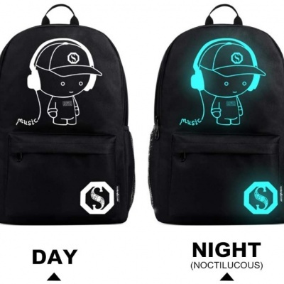 Mochila preta com desenho de boneco e símbolo que brilha no escuro vista de dia e à noite.