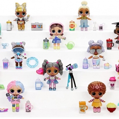 Conjunto de bonecas LOL Surprise com acessórios variados sobre fundo branco