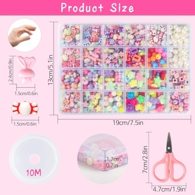 Caixa organizada com várias miçangas coloridas e tesoura rosa para artesanato