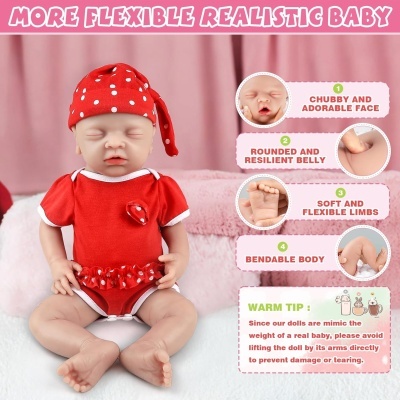Boneca bebé realista vestida de vermelho com pontos brancos sentada sobre almofada rosa