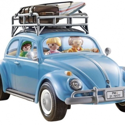 Carro de brinquedo azul com três figuras e pranchas de surf no tejadilho