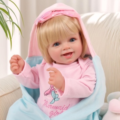 Boneca bebê loira com camisola rosa e manta azul clara