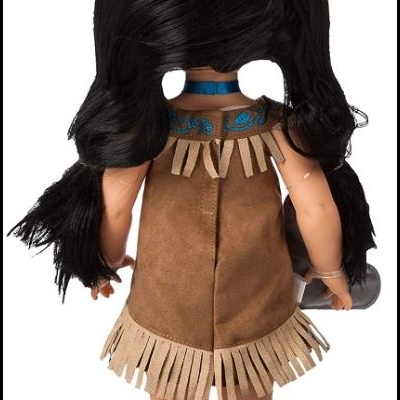 Boneca com vestido castanho e cabelo preto vista de costas