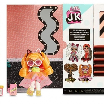 Boneca LOL JK com acessórios em embalagens coloridas