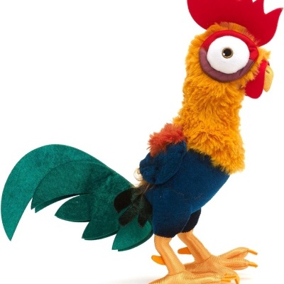 Peluche de galo colorido com corpo azul e cauda verde.