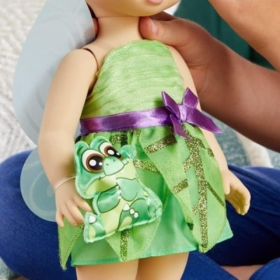 Boneca com vestido verde e mala em forma de sapo