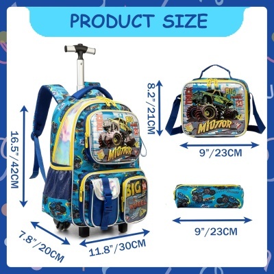 Conjunto escolar azul e amarelo com mochila de rodas, estojo e lancheira, estampado de carros grandes e texto visível.