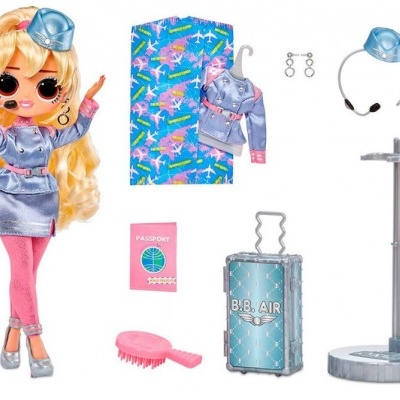 Boneca com acessórios relacionados a viagem em fundo branco