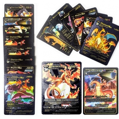 Cartas colecionáveis Pokémon Charizard e Blaziken, várias cartas sobre fundo branco