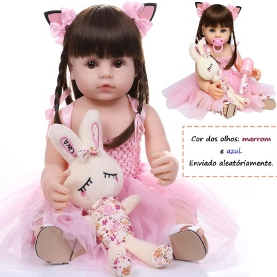 Boneca criança com vestido rosa e boneca de pano floral sentadas