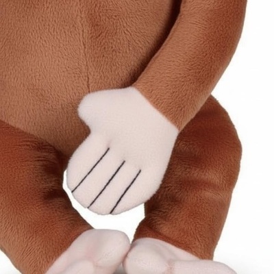 Pelúcia de macaco castanho com mãos e pés creme em fundo branco