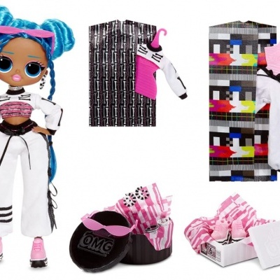 Boneca LOL Surprise com roupa branca e acessórios rosas e pretos