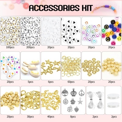 Kit de acessórios para bijuteria com várias contas, fechos, pendentes e fios em fundo branco e rosa