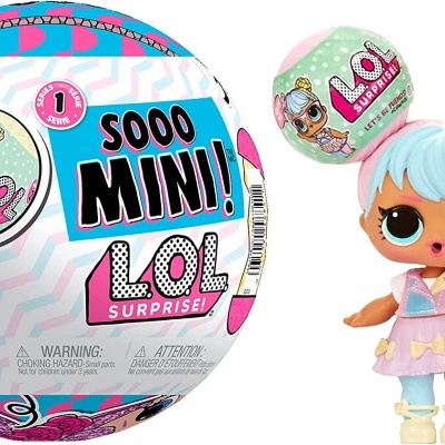 Bola de embalagem LOL Surprise colorida com boneca LOL Surprise ao lado