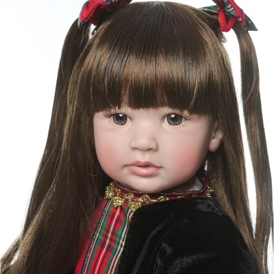 Boneca vestida com roupa xadrez e casaco preto com cabelo longo e laços vermelhos