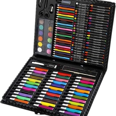 Estojo de arte preto aberto com lápis de cor, giz de cera, canetas e materiais de pintura