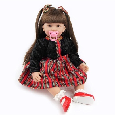 Boneca com vestido xadrez vermelho e casaco preto, com chucha rosa e sapatos vermelhos