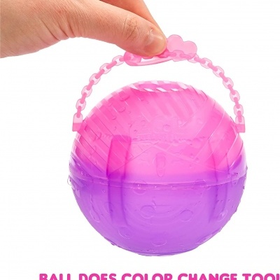 Bola plástica rosa e roxa com alça e textura, segurada por mão.