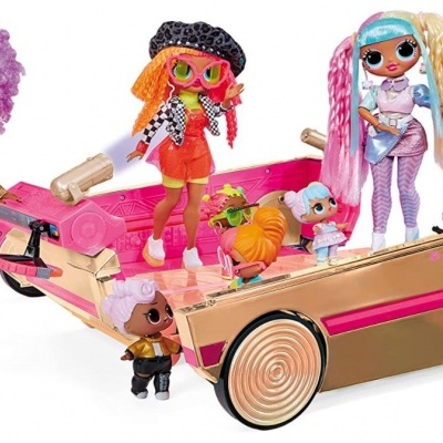 Bonecas LOL Surprise com um carro rosa dourado e dois bonecos pequenos