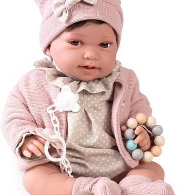 Boneca bebé vestida com roupa rosa e macacão cinzento com bolinhas