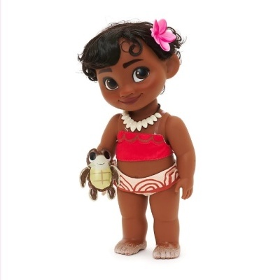 Boneca infantil com roupa vermelha e bege segurando tartaruga de pelúcia.