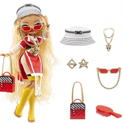 Boneca de moda com vestido vermelho, boné com texto OMG, e acessórios detalhados