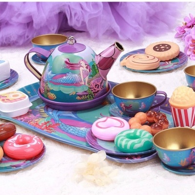 Conjunto de chá infantil com decoração de sereias e doces em miniatura