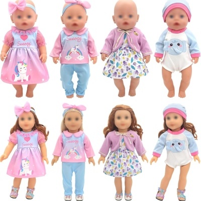 Oito bonecos com roupas diversas coloridas, incluindo vestidos, calças e fatos de banho, com temas de unicórnios, flores e elefantes, com acessórios na cabeça.