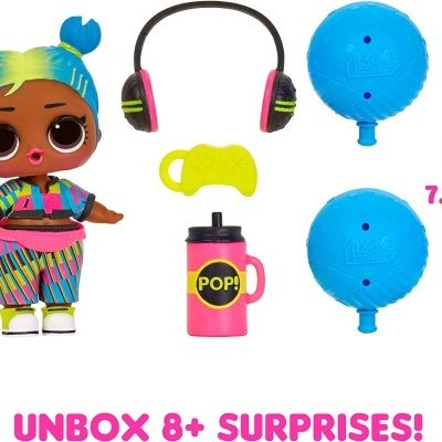 Boneca pequena colorida com acessórios e texto 'UNBOX 8+ SURPRISES!'