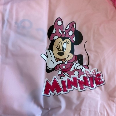 Tecido rosa claro com estampa da Minnie Mouse e texto MINNIE