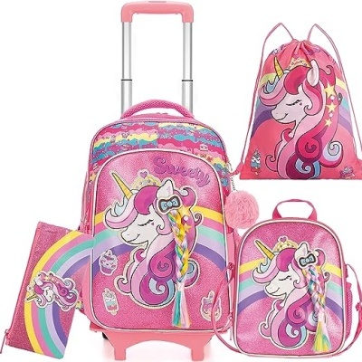Conjunto rosa com desenhos de unicórnio e arco-íris composto por mala de rodinhas, mochila e saco saco
