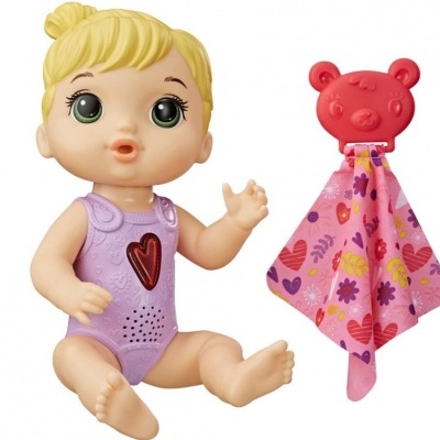 Boneca bebé com roupa roxa e tecido rosa com padrão de corações e folhas coloridas