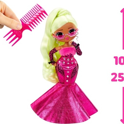 Boneca de moda rosa com cabelo loiro, óculos de sol e pente rosa, junto a marcação de altura 25 cm.